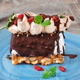 Semifreddo alla stracciatella ricoperto al croccantino con mousse al caffè e bacche di goji essiccate Semifreddo alla stracciatella ricoperto al croccantino con mousse al caffè e bacche di goji essiccate